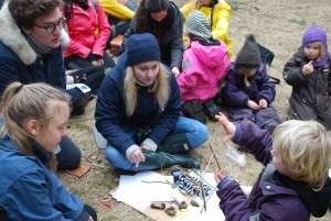 Studerende fra Den Skandinaviske Designhøjskole i dialog med børn fra Naturbørnehaven Mols Bjerge